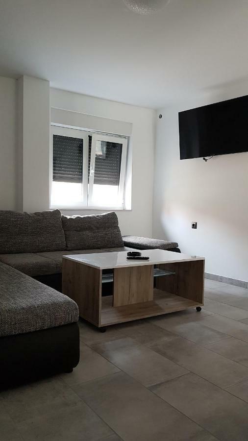 Star With Pool Apartman