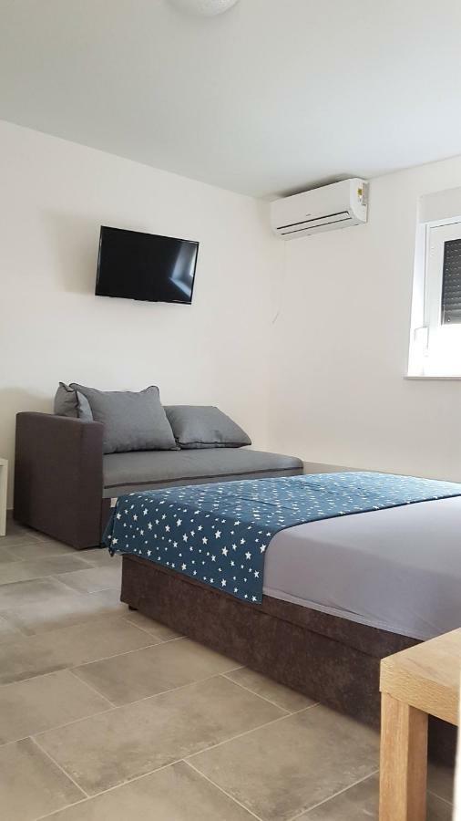 Star With Pool Apartman