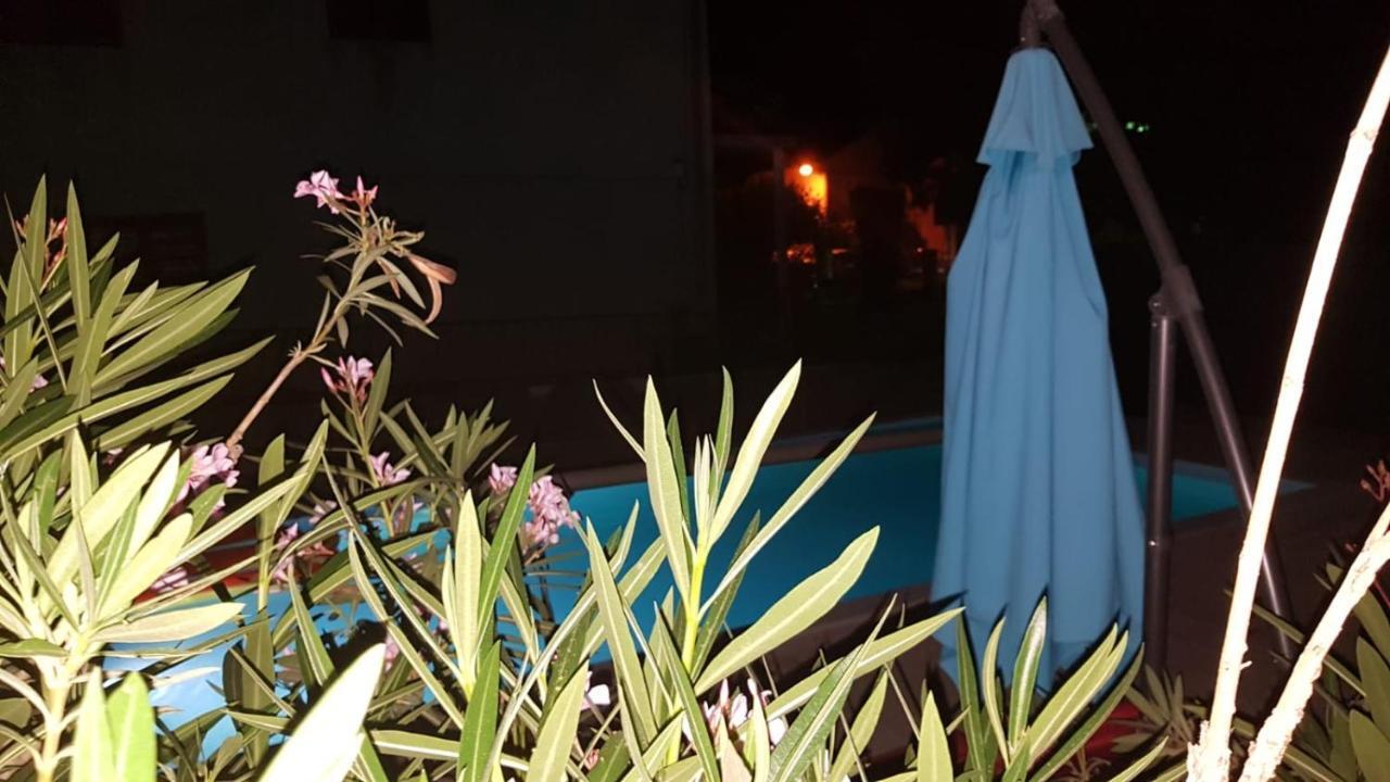 Star With Pool